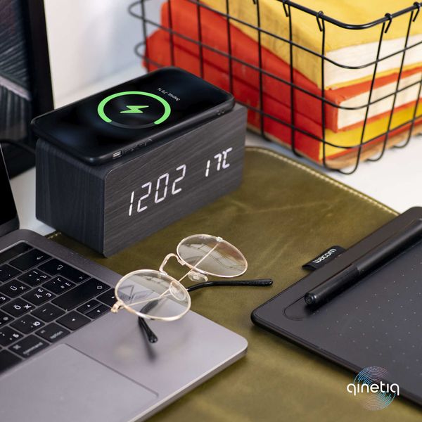 Бездротова зарядка з LED-годинником Wood-clock QINETIQ 1000 10W чорний 31011 фото
