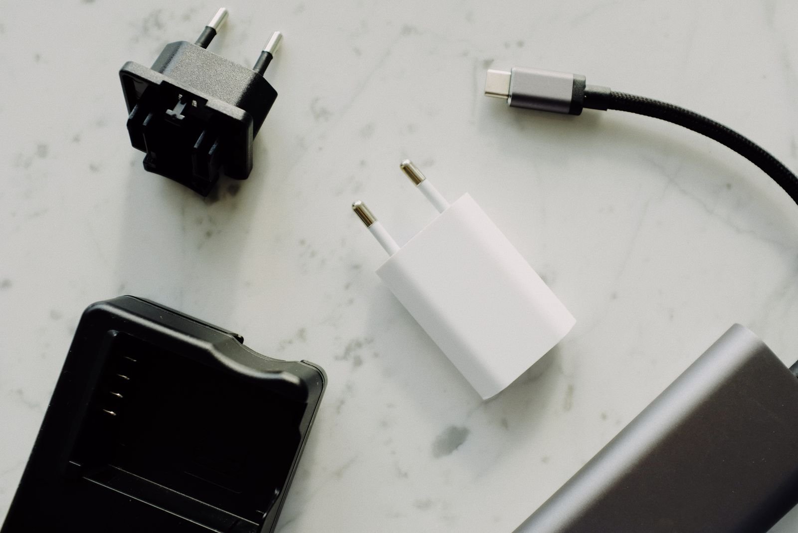 Кабелі USB-C і мережеві адаптери на столі