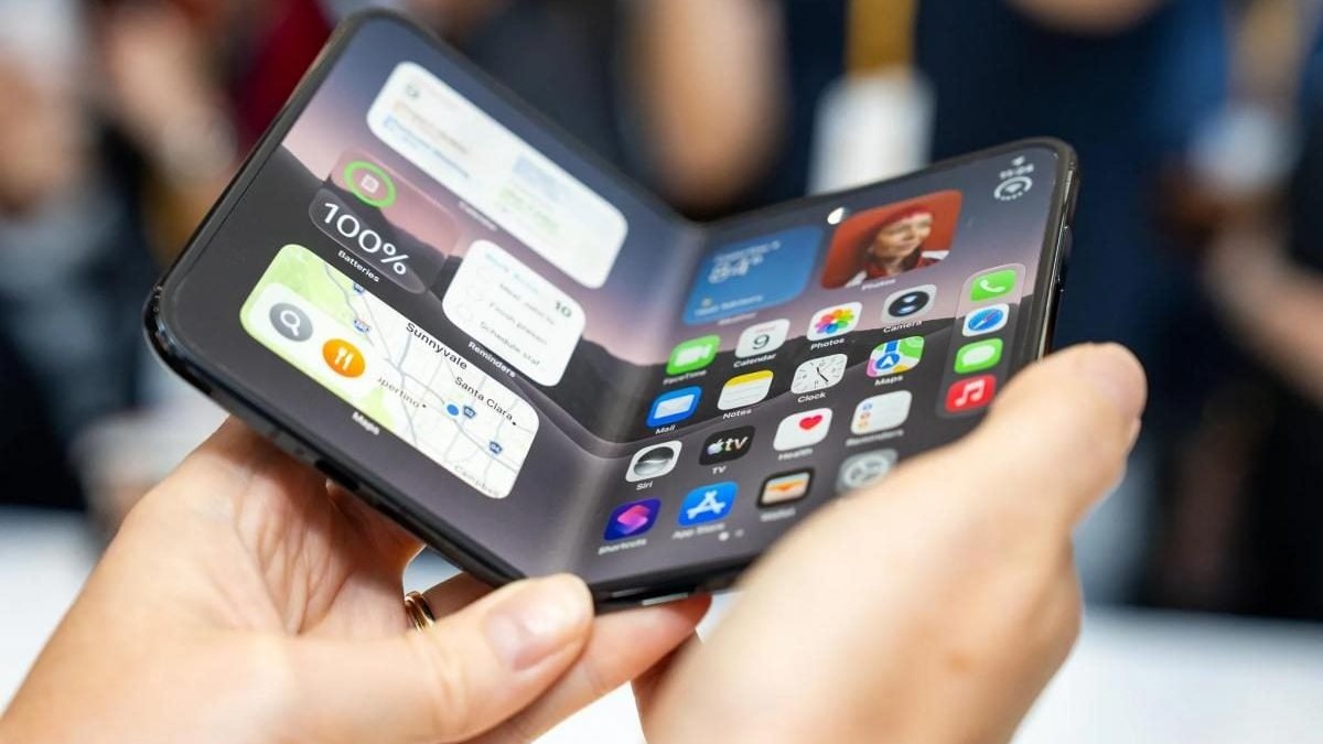 Складаний iPhone Duo у руках